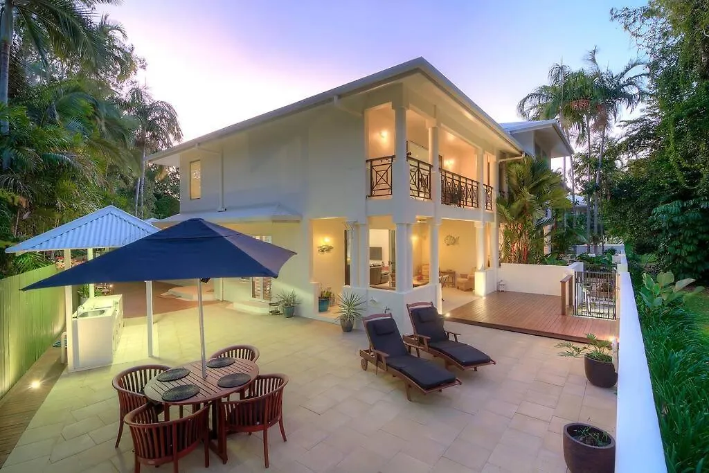 Whispering Palms - Beachfront Port Douglas location